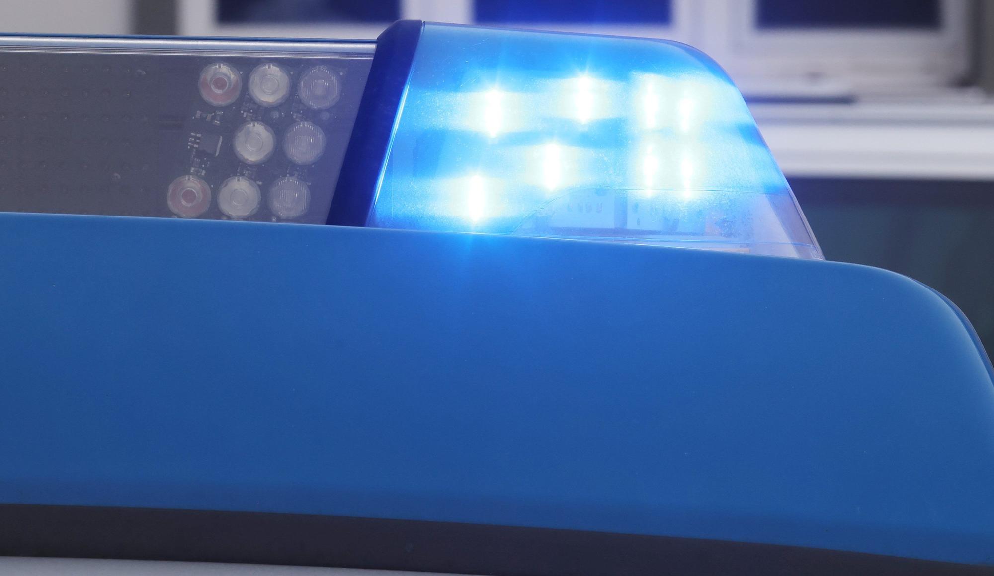 Das Bild zeigt ein Blaulicht auf einem Streifenwagen.