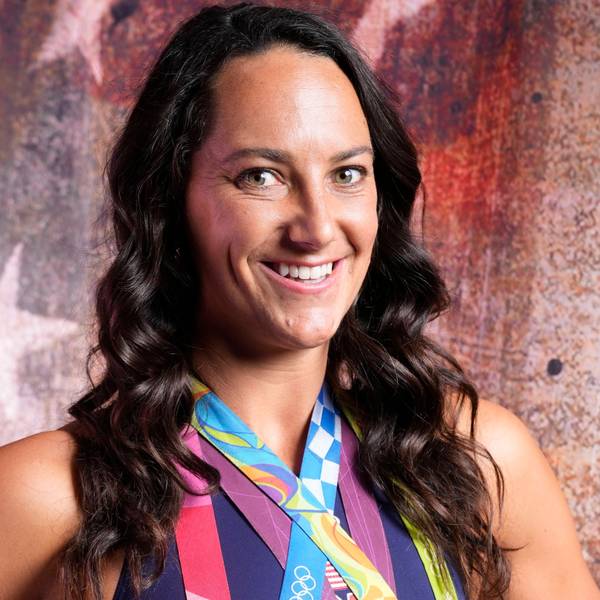 Maggie Steffens posiert vor einer US-Flagge.