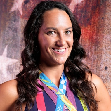 Maggie Steffens posiert vor einer US-Flagge.