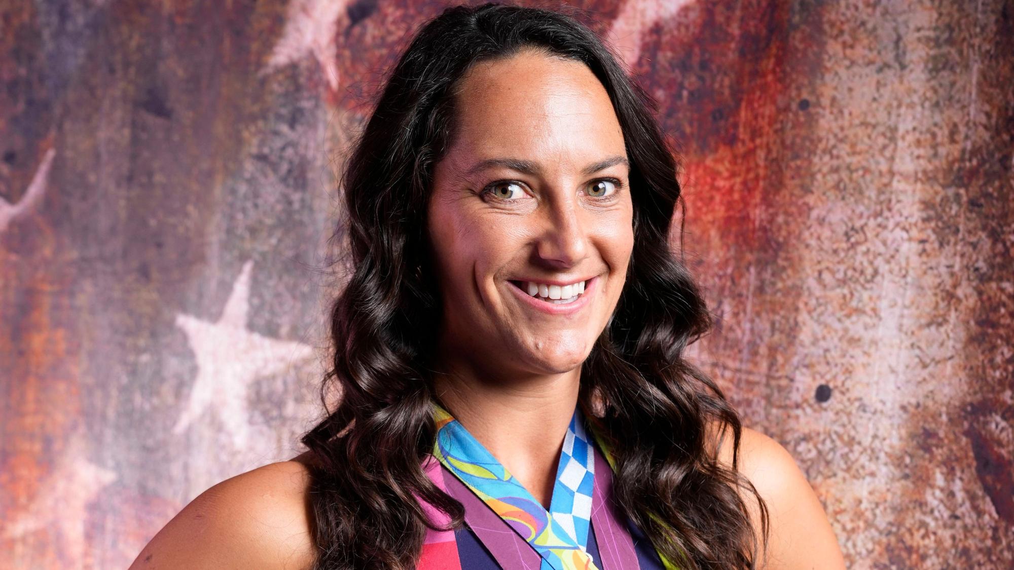 Maggie Steffens posiert vor einer US-Flagge.