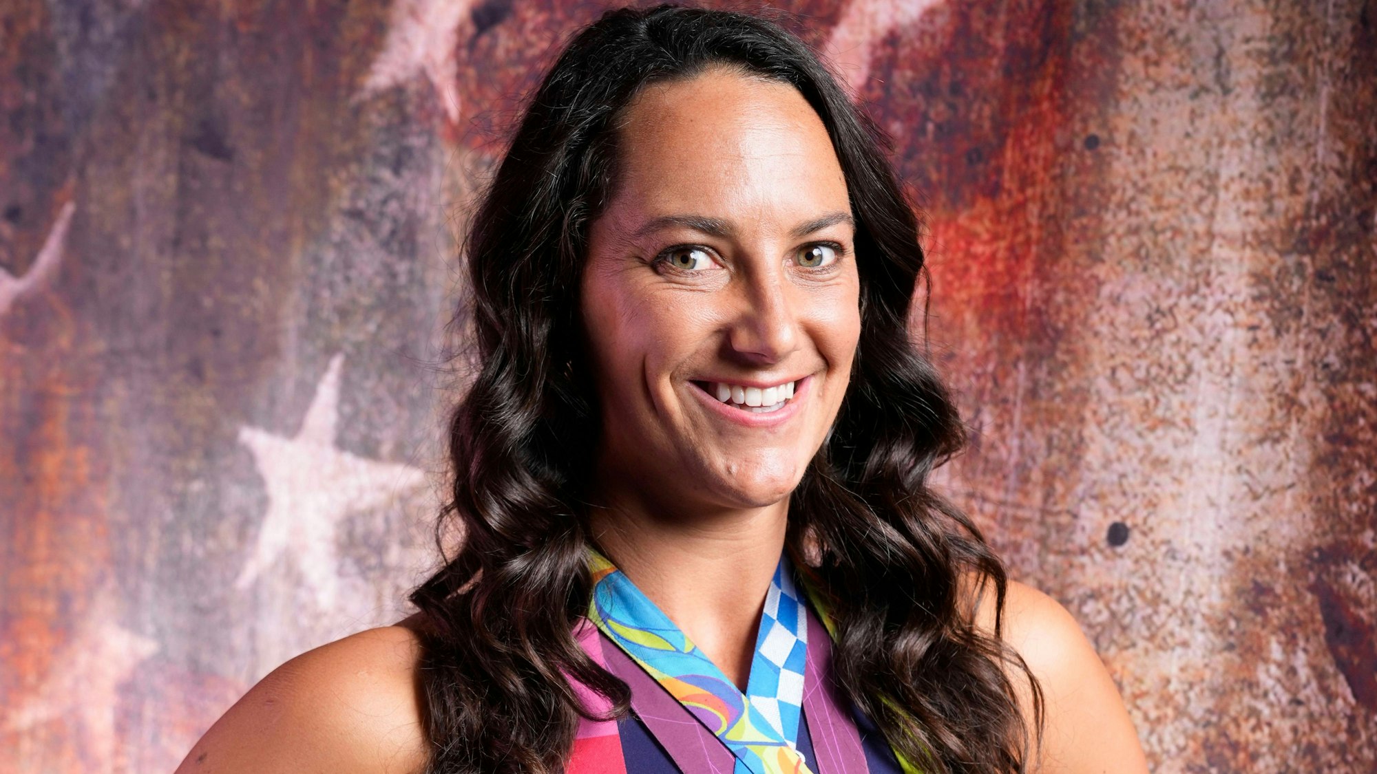 Maggie Steffens posiert vor einer US-Flagge.