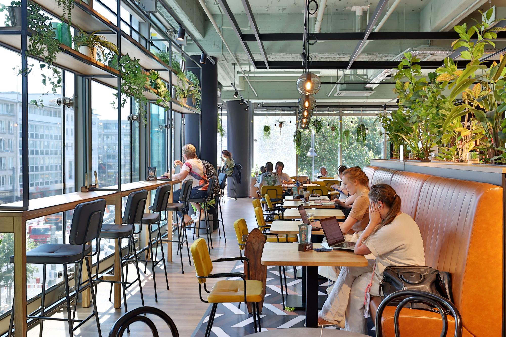 Das Café Kaffeefleck hat nun viel mehr Plätze und ist direkt an die Fensterfront gerückt.