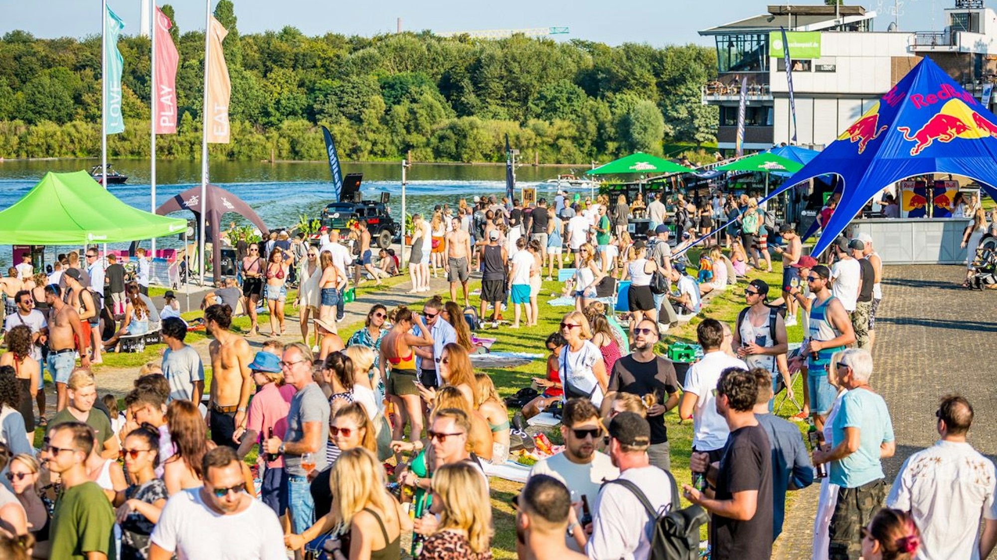 Beim „Eat Play Love“-Festival wird am Fühlinger See gefeiert.