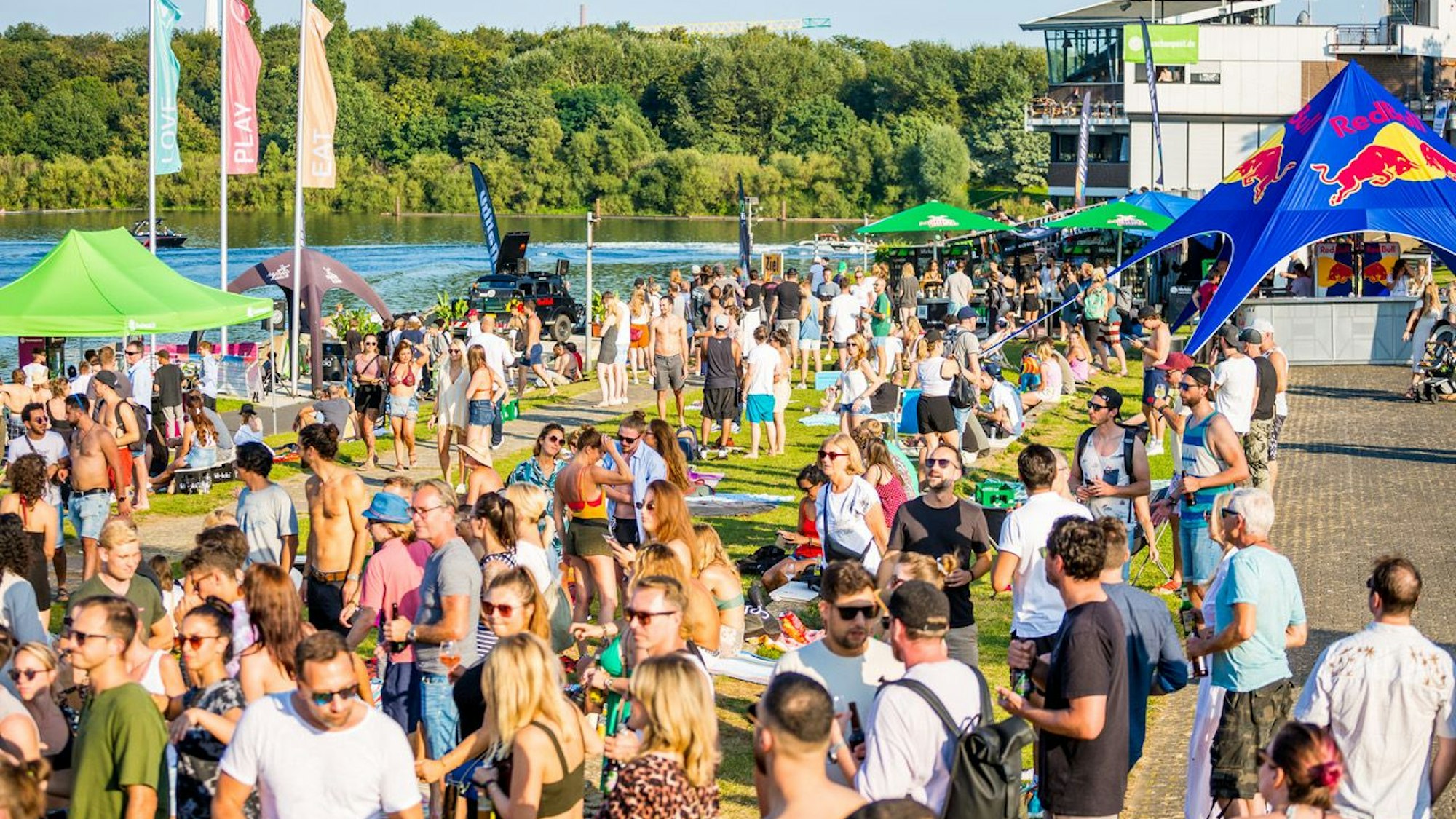 Menschen sind am Fühlinger See versammelt