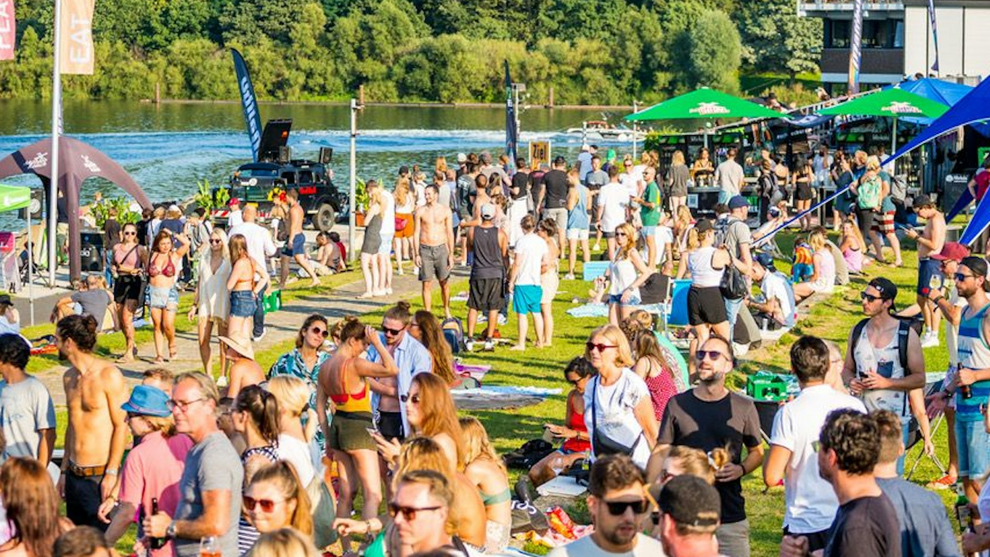 Beim „Eat Play Love“-Festival wird am Fühlinger See gefeiert.