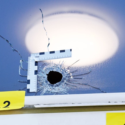 Ein Einschussloch in einem Fenster.