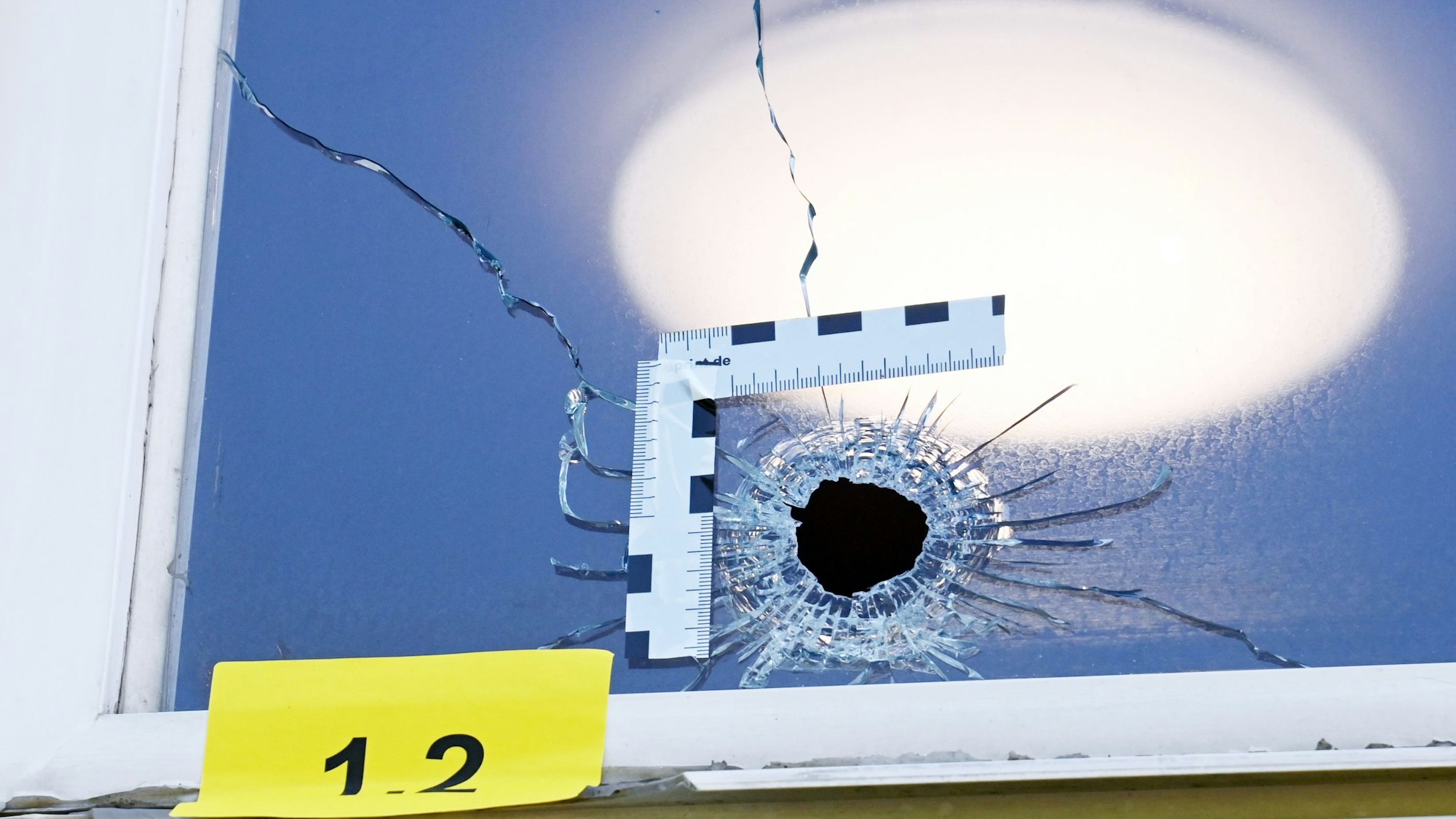 Ein Einschussloch in einem Fenster.