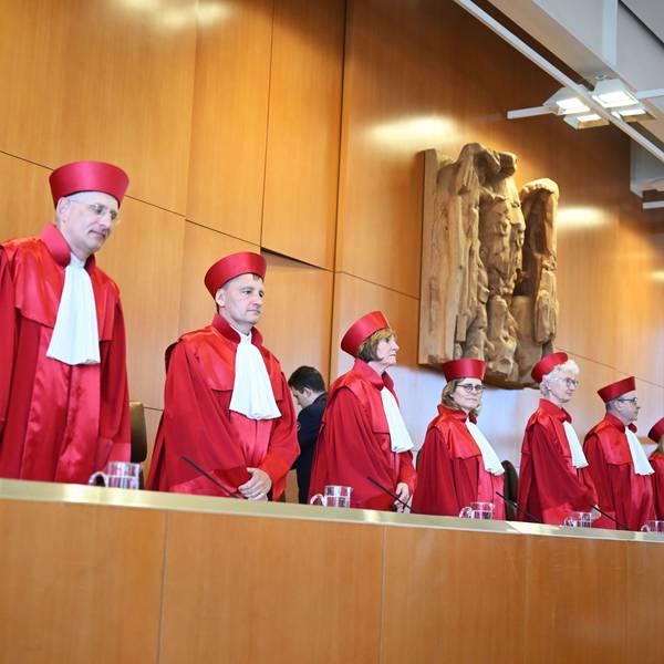 Der Zweite Senat des Bundesverfassungsgerichts,(l-r), Holger Wöckel, Thomas Offenloch, Christine Langenfeld, Astrid Wallrabenstein, Doris König (Vorsitzende), Ulrich Maidowski, Rhona Fetzer und Peter Frank, verkündet das Urteil über die Wahlrechtsreform der Ampel-Koalition.