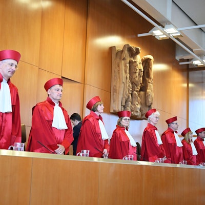 Der Zweite Senat des Bundesverfassungsgerichts,(l-r), Holger Wöckel, Thomas Offenloch, Christine Langenfeld, Astrid Wallrabenstein, Doris König (Vorsitzende), Ulrich Maidowski, Rhona Fetzer und Peter Frank, verkündet das Urteil über die Wahlrechtsreform der Ampel-Koalition.