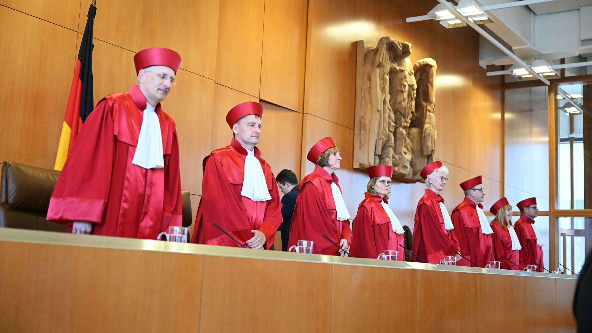 Der Zweite Senat des Bundesverfassungsgerichts,(l-r), Holger Wöckel, Thomas Offenloch, Christine Langenfeld, Astrid Wallrabenstein, Doris König (Vorsitzende), Ulrich Maidowski, Rhona Fetzer und Peter Frank, verkündet das Urteil über die Wahlrechtsreform der Ampel-Koalition.