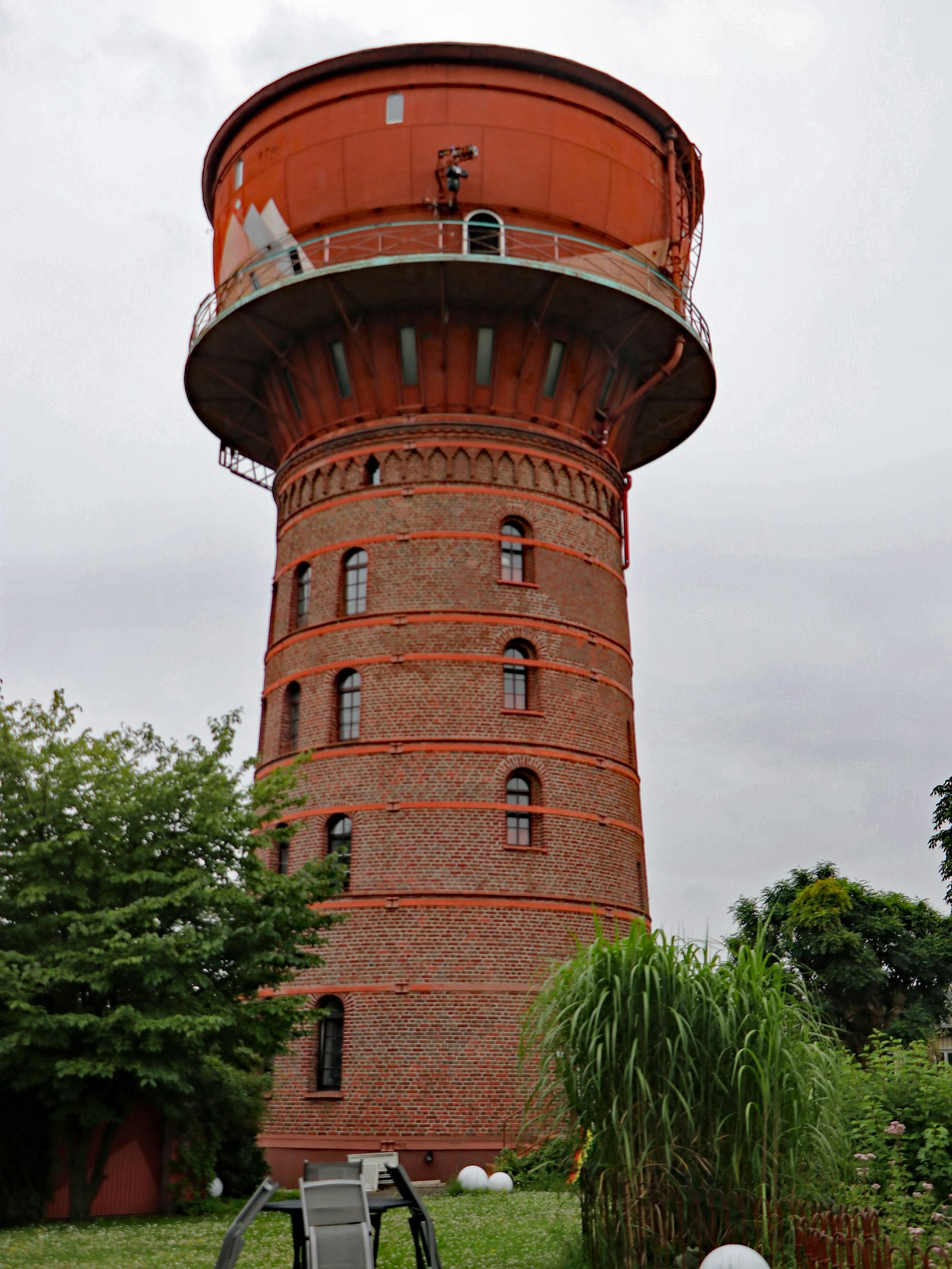 Das Bild zeigt den Wasserturm in Frechen, in dem man heute wohnen kann.