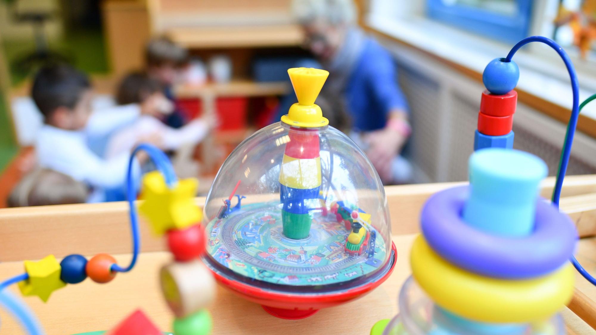 Eine Erzieherin spielt in einer Kita mit Kindern.