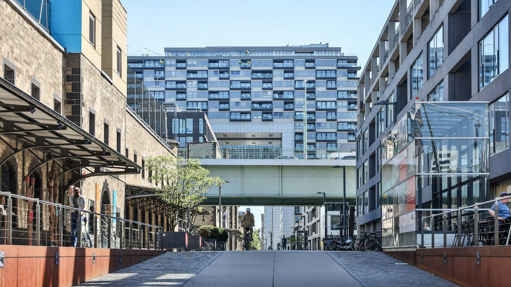 Leere am Rheinauhafen im Sommer.