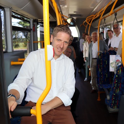 Die Offiziellen der Pressekonferenz haben im Bus Platz genommen. Vorne sitzen die Landräte aus Euskirchen und Ahrweiler.