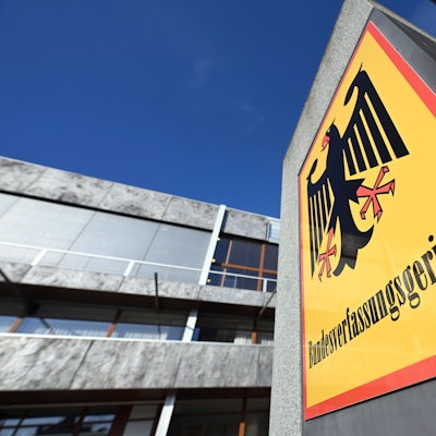 Ein Hinweisschild mit Bundesadler und dem Schriftzug Bundesverfassungsgericht, aufgenommen vor dem Bundesverfassungsgericht.