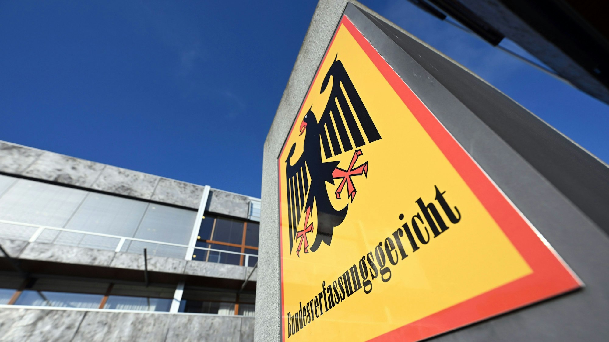 Ein Hinweisschild mit Bundesadler und dem Schriftzug Bundesverfassungsgericht, aufgenommen vor dem Bundesverfassungsgericht.