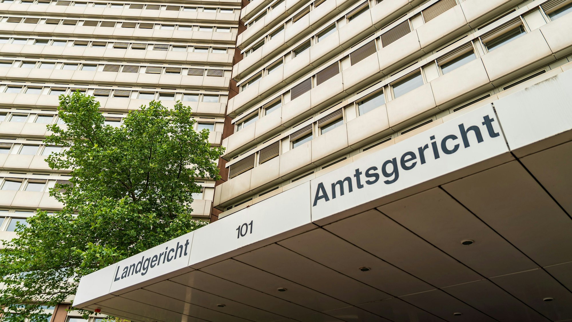 Zu sehen ist der Eingang des Amts- und Landgericht auf der Luxemburger Straße in Köln.