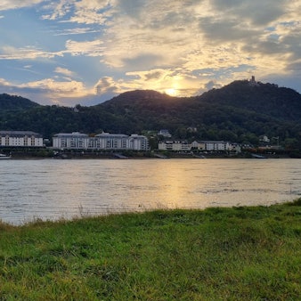 Blick über den Rhein auf Königswinter mit dem Siebengebirge nebst Drachenfels.