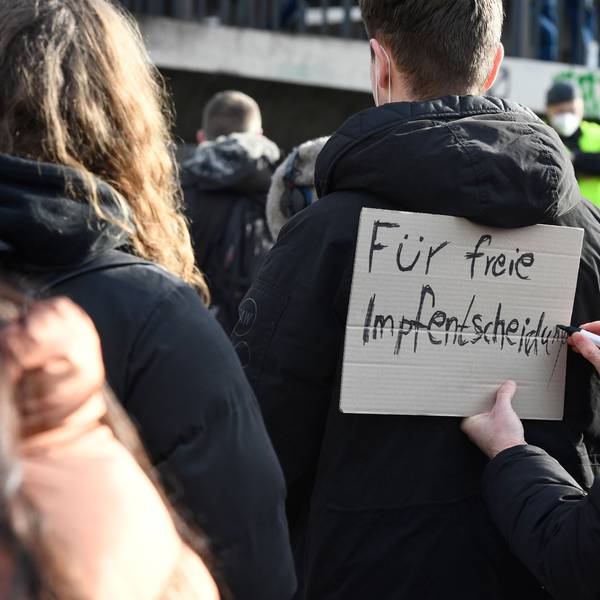 Demonstranten tragen auf Schildern ihren Protest gegen die Maßnahmen in der Corona-Pandemie auf die Straße. Die Demonstranten wandten sich gegen Impfzwang und setzten sich für Entscheidungsfreiheit ein.
