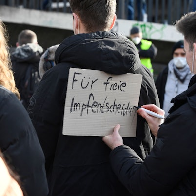 Demonstranten tragen auf Schildern ihren Protest gegen die Maßnahmen in der Corona-Pandemie auf die Straße. Die Demonstranten wandten sich gegen Impfzwang und setzten sich für Entscheidungsfreiheit ein.