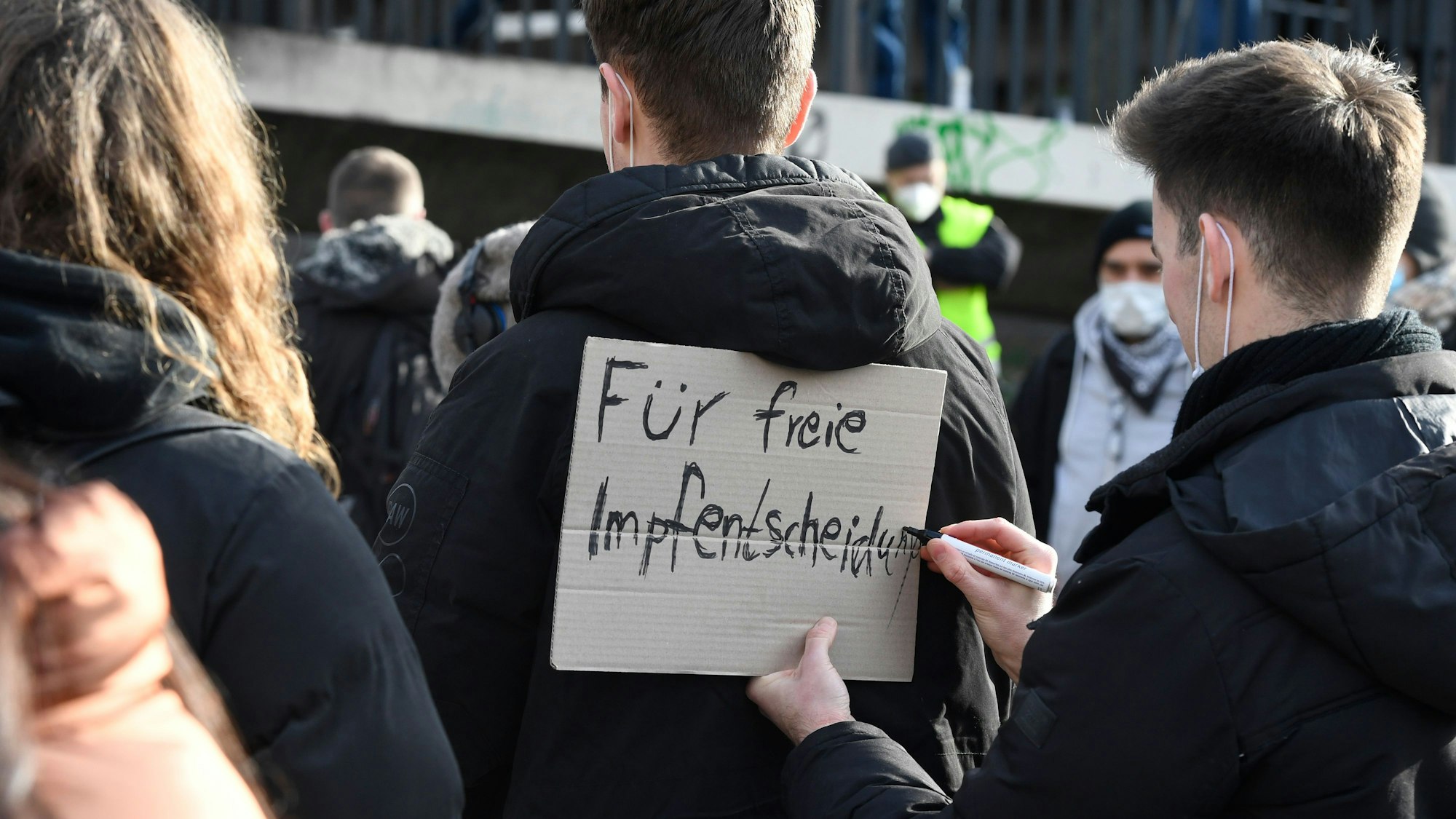Demonstranten tragen auf Schildern ihren Protest gegen die Maßnahmen in der Corona-Pandemie auf die Straße. Die Demonstranten wandten sich gegen Impfzwang und setzten sich für Entscheidungsfreiheit ein.