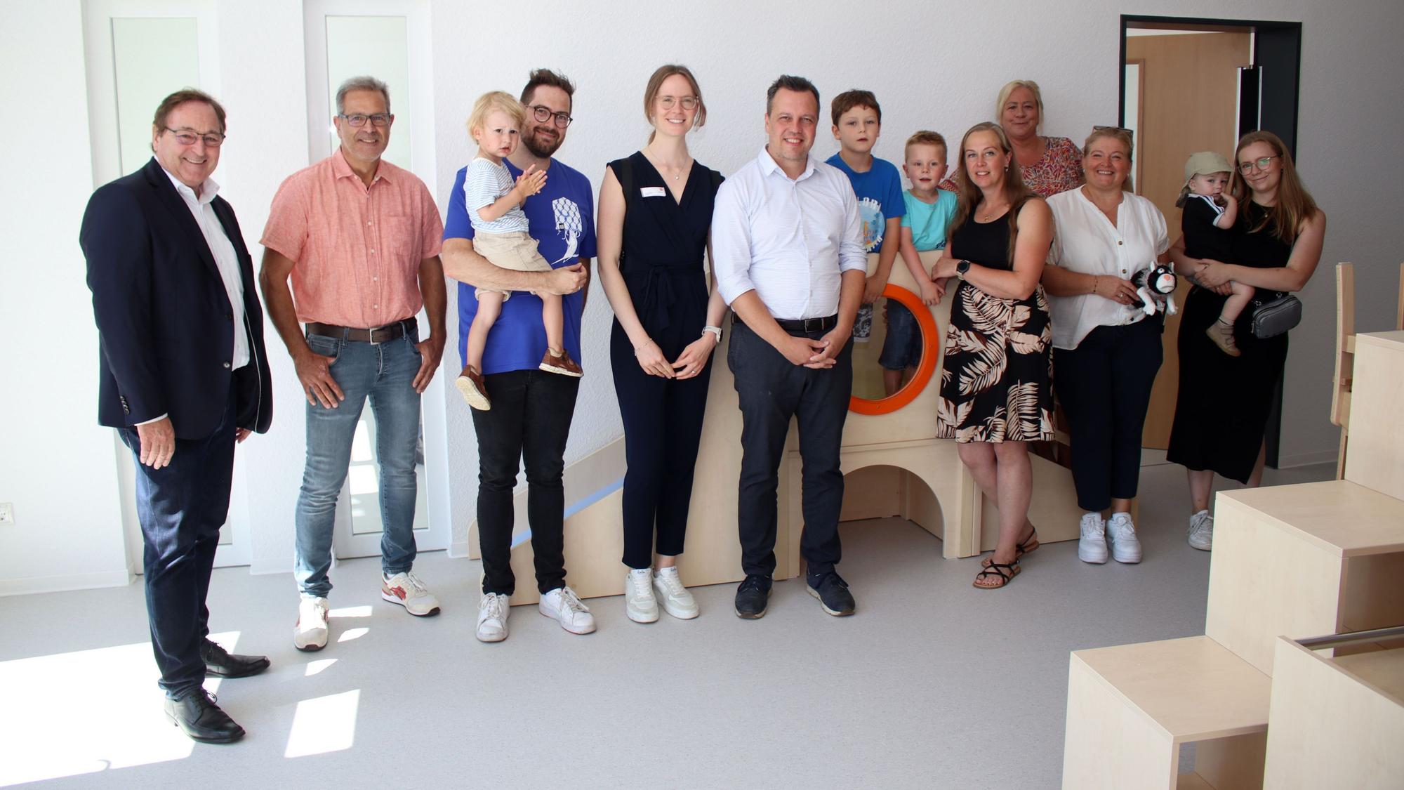 Euskirchens Bürgermeister Sacha Reichelt (6.v.l.) bei der Übergabe der Kindertagesstätte in Wüschheim an den Verein Diakonie Michaelshoven.