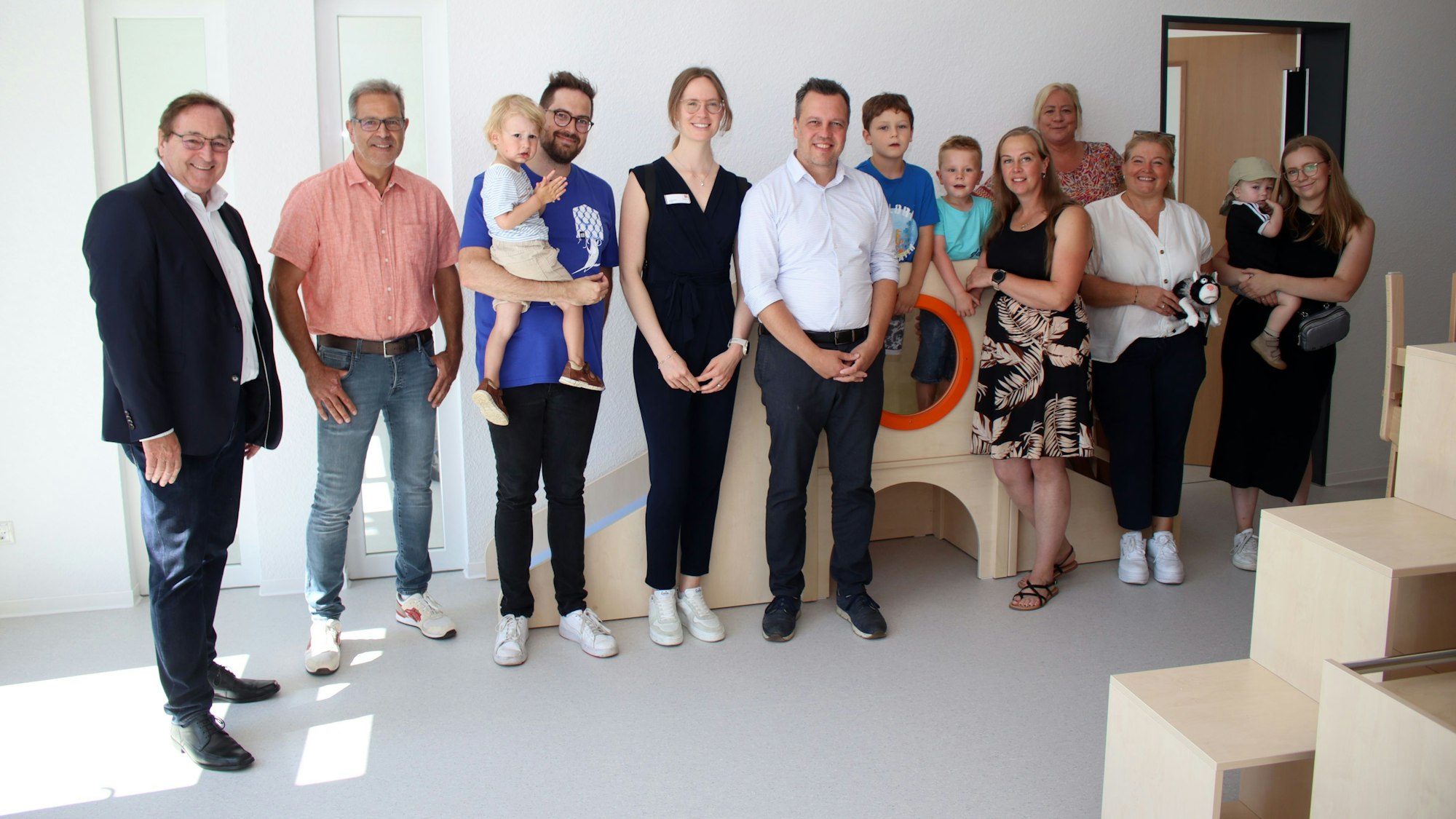 Euskirchens Bürgermeister Sacha Reichelt (6.v.l.) bei der Übergabe der Kindertagesstätte in Wüschheim an den Verein Diakonie Michaelshoven.