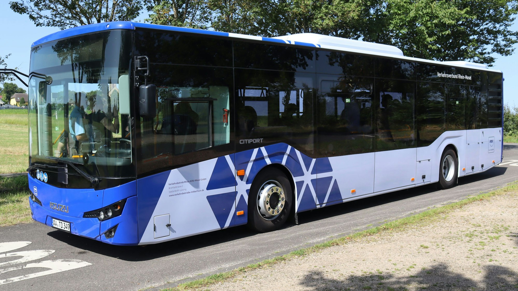 Ein Bus steht auf einem Busparkplatz.