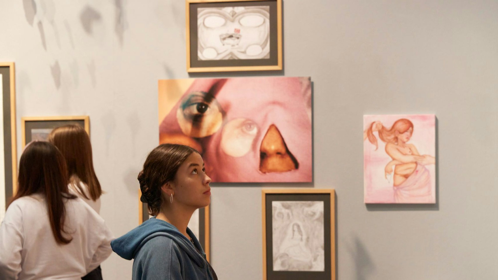 Zu sehen sind Jugendliche in einer Ausstellung des Wallraf-Richartz-Museums. An den Wänden hängen Bilder.