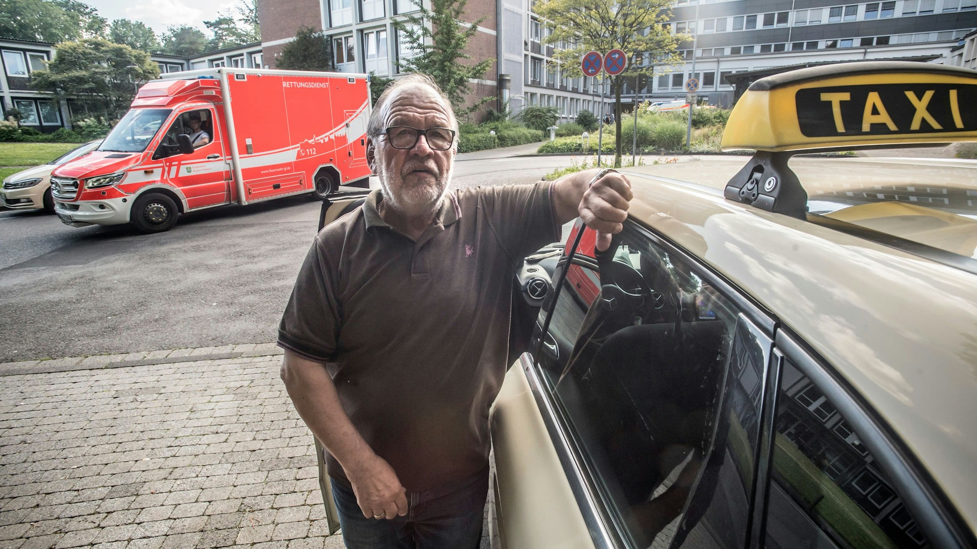 „Hier brennt der Busch“, Horst Müller (hier am Klinikum auf dem Taxiplatz) sieht die Taxibranche wegen der expansiven Art von Uber in Gefahr.