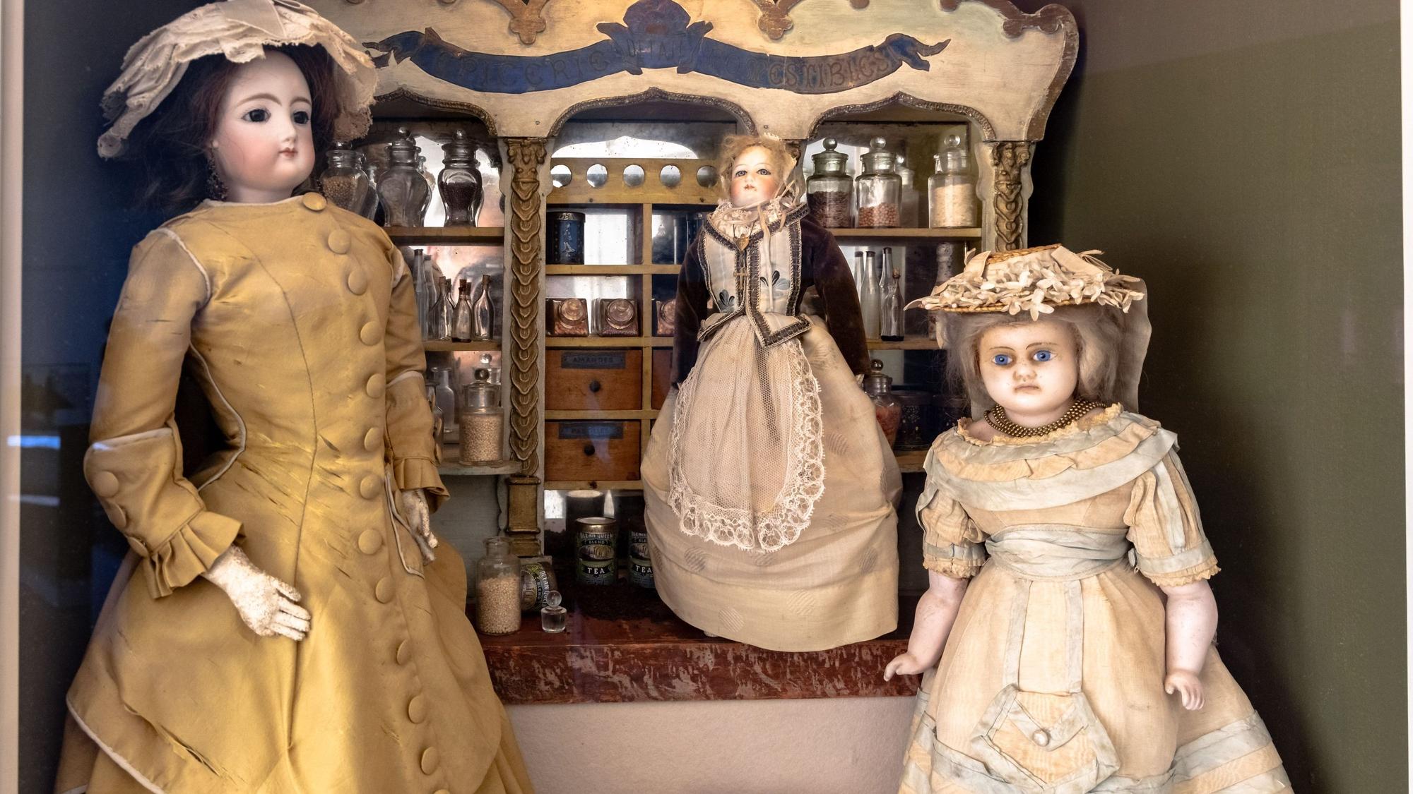 Ein Lebensmittelgeschäft im Kleinformat steht in einer Vitrine des Puppenmuseums Falkenstein.