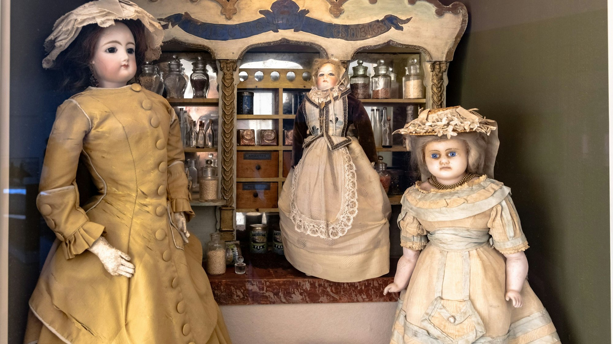 Ein Lebensmittelgeschäft im Kleinformat steht in einer Vitrine des Puppenmuseums Falkenstein.