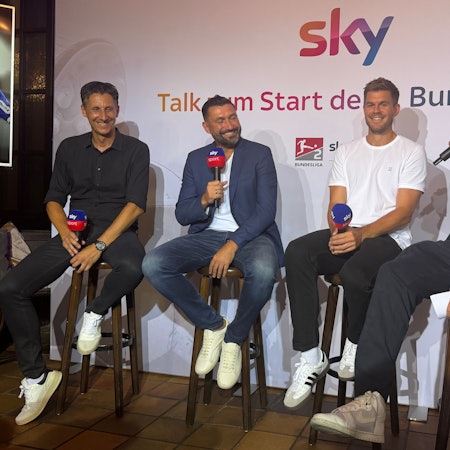 Christian Keller, Sport-Geschäftsführer des 1. FC Köln, die Zweitliga-Experten Torsten Mattuschka und Simon Terodde sowie Moderator Yannick Erkenbrecher sprechen beim Talk von Sender Sky im Brauhaus ohne Namen in Köln Deutz