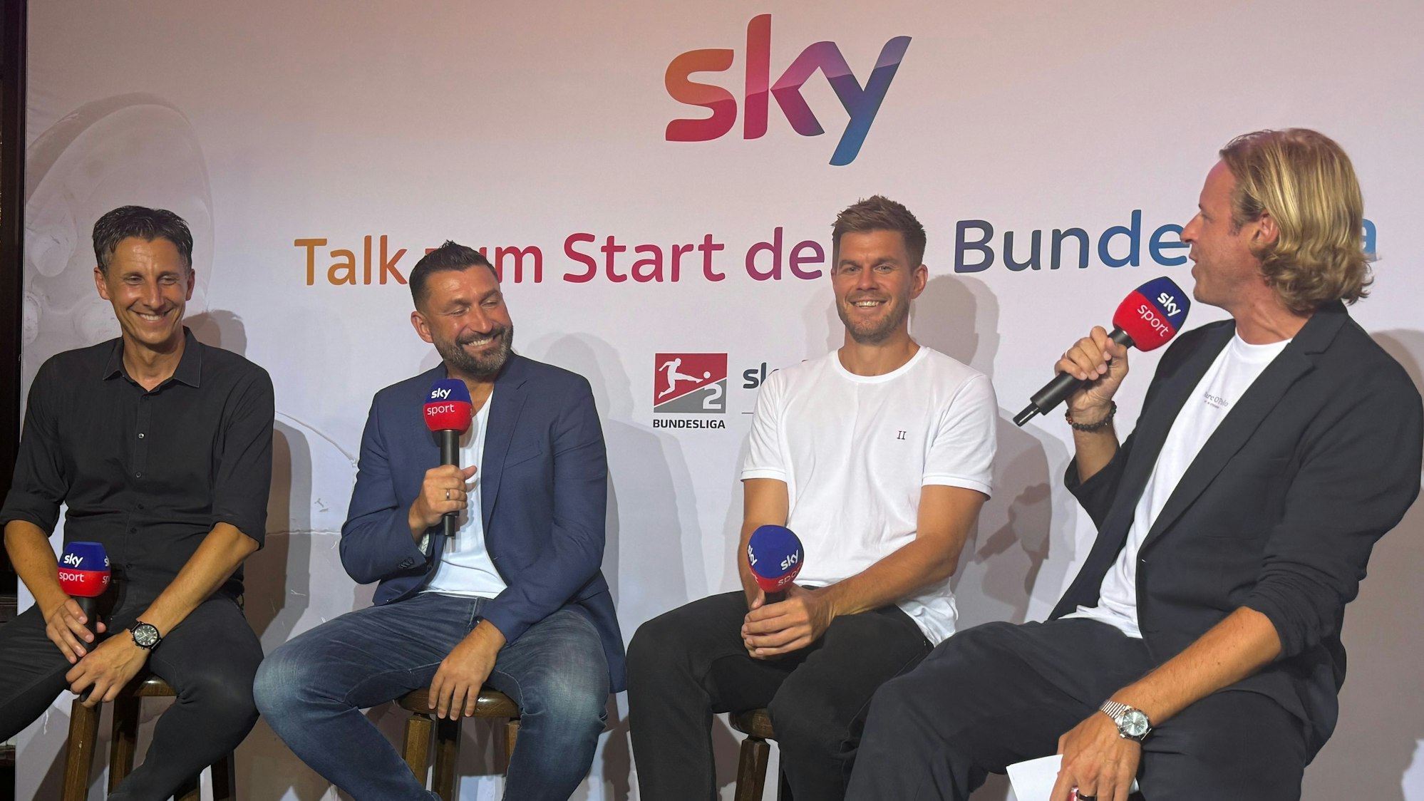 Christian Keller, Sport-Geschäftsführer des 1. FC Köln, die Zweitliga-Experten Torsten Mattuschka und Simon Terodde sowie Moderator Yannick Erkenbrecher sprechen beim Talk von Sender Sky im Brauhaus ohne Namen in Köln Deutz