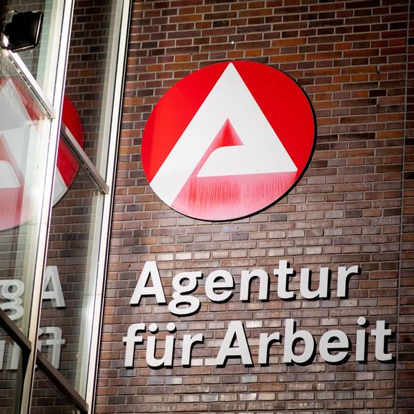 Der Schriftzug „Agentur für Arbeit“ hängt am Gebäude der Bundesagentur für Arbeit im Stadtzentrum. Die Bundesagentur für Arbeit gibt am Mittwoch (31.01.2024) Arbeitsmarktzahlen für den Januar bekannt. +++ dpa-Bildfunk +++