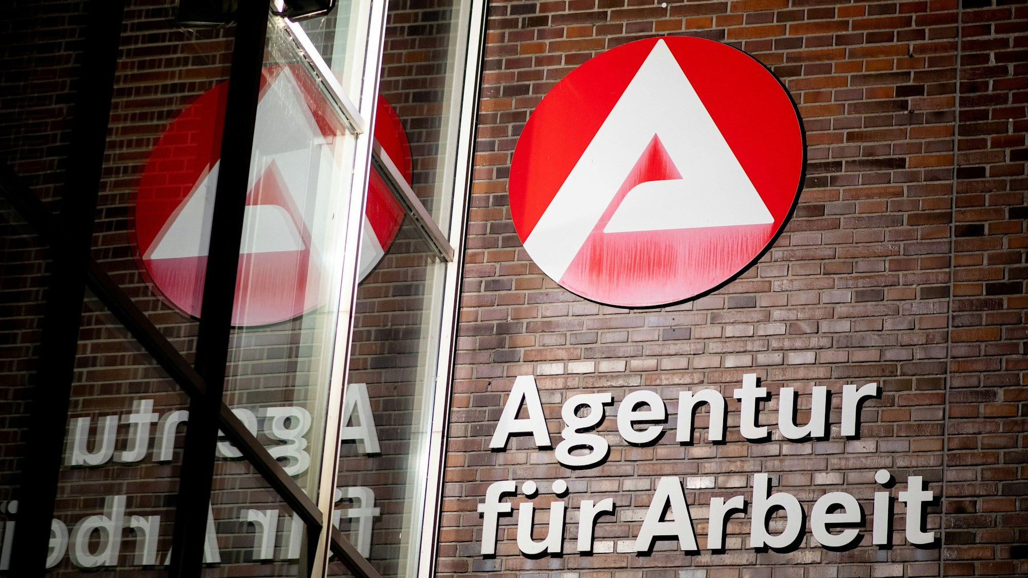 Der Schriftzug „Agentur für Arbeit“ hängt am Gebäude der Bundesagentur für Arbeit im Stadtzentrum.