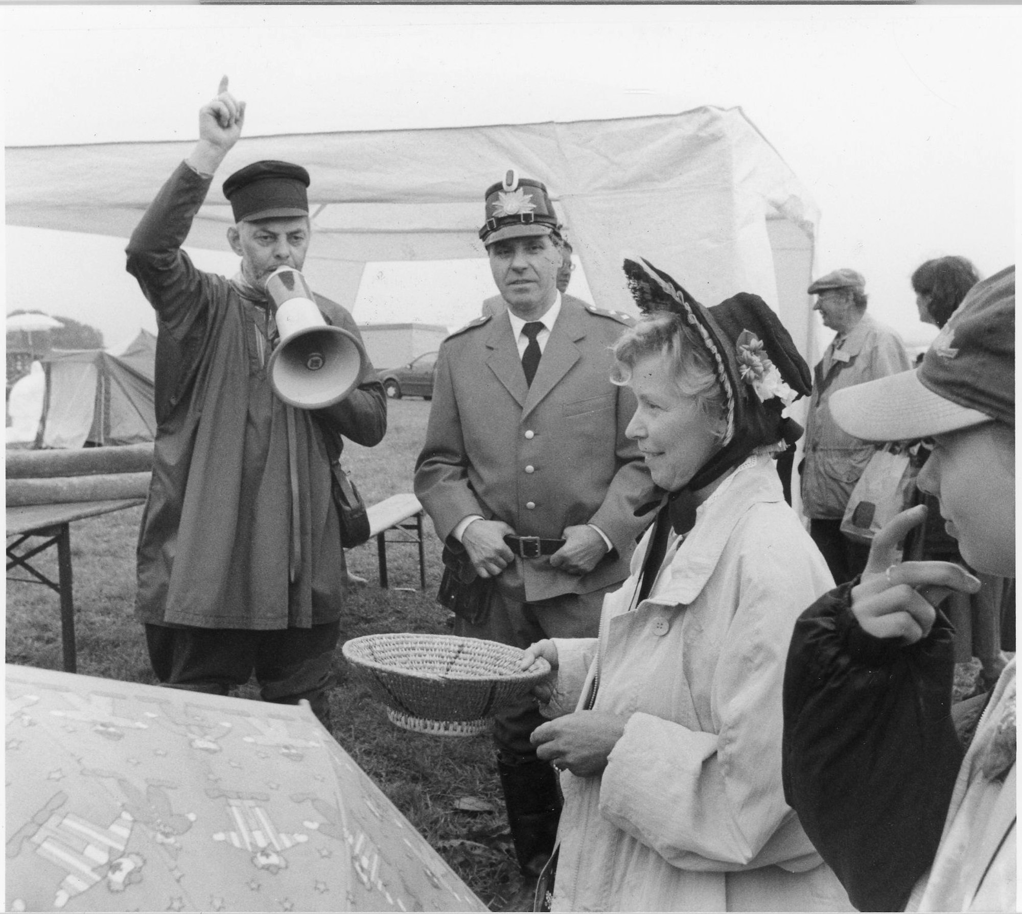 Ein Mann in historischer Tracht mit Megafon in der hand.