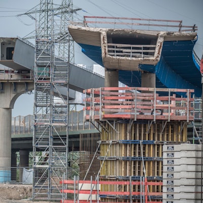 An der Autobahn1 im Kreuz Leverkusen-West entsteht ein neuer Überflieger.