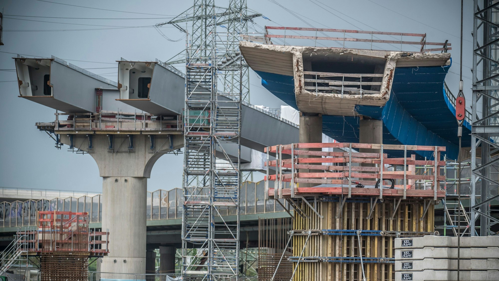 An der Autobahn1 im Kreuz Leverkusen-West entsteht ein neuer Überflieger.