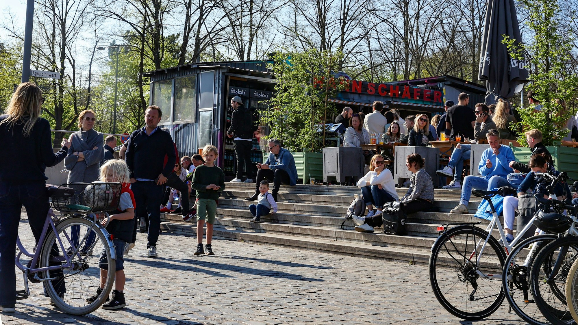 Am Johann Schäfer Biergarten tummeln sich bei schönem Wetter die Leute. (Archivbild)