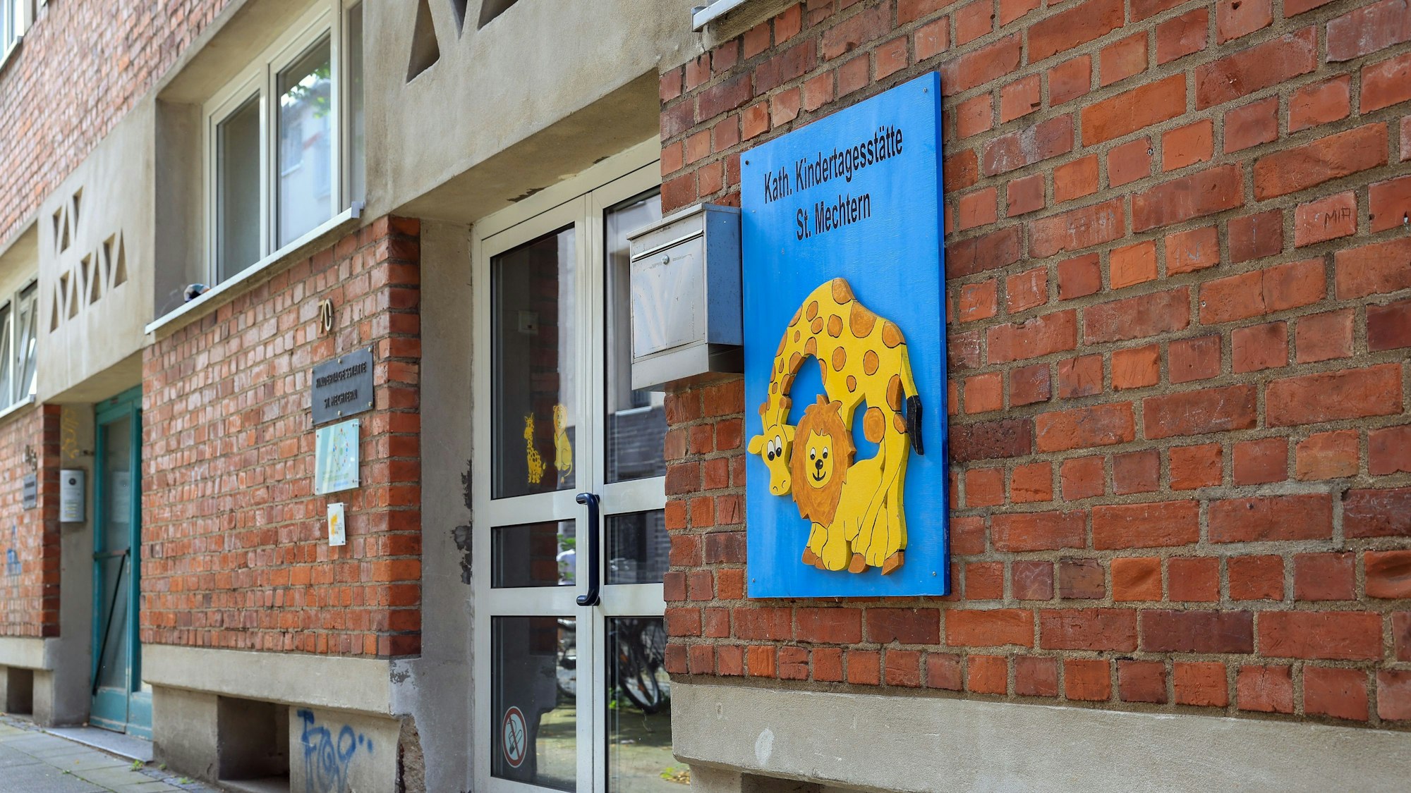Der Eingang der Kindertagesstätte St. Mechtern in Ehrenfeld.