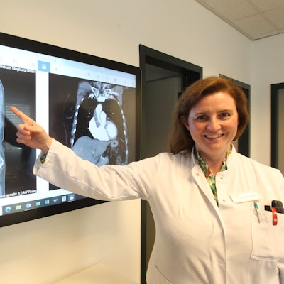 Eine Ärztin vor einer Leuchtwand mit Röntgenbildern.