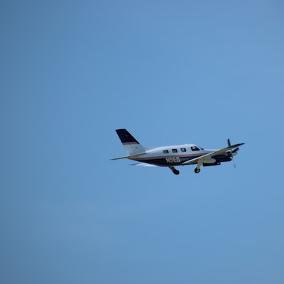 Eine Piper Malibu Mirage fliegt am blauen Himmel über den Ozean hinweg. (Symbolbild)