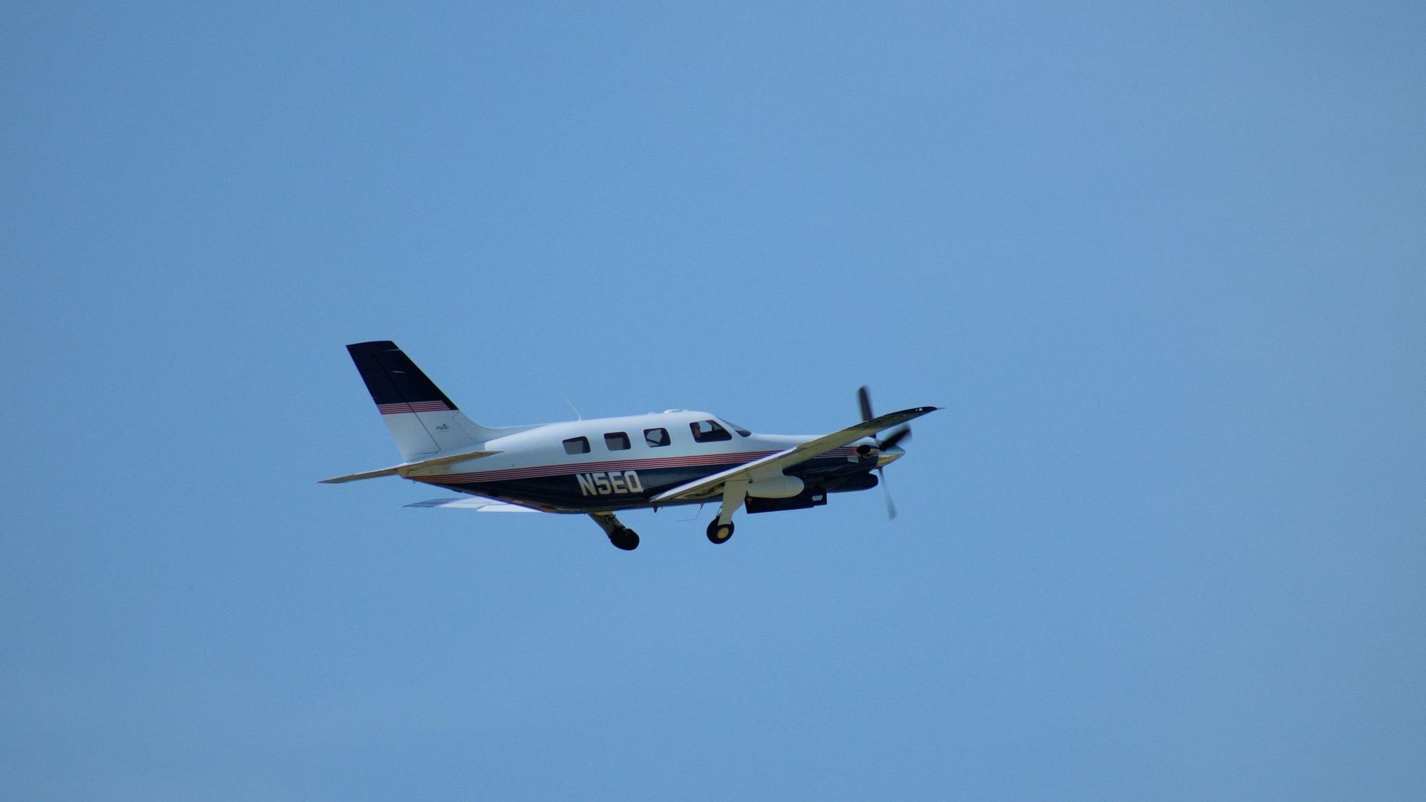 Eine Piper Malibu Mirage fliegt am blauen Himmel über den Ozean hinweg. (Symbolbild)