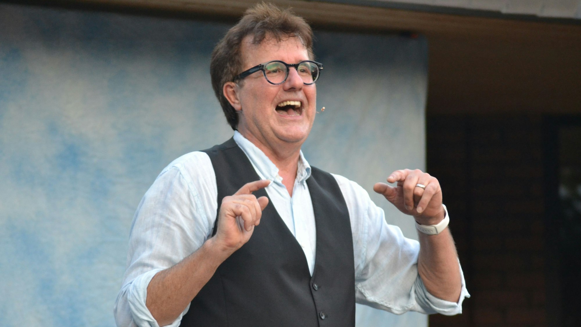 Der Kabarettist Christoph Brüske mit Hemd und Weste.