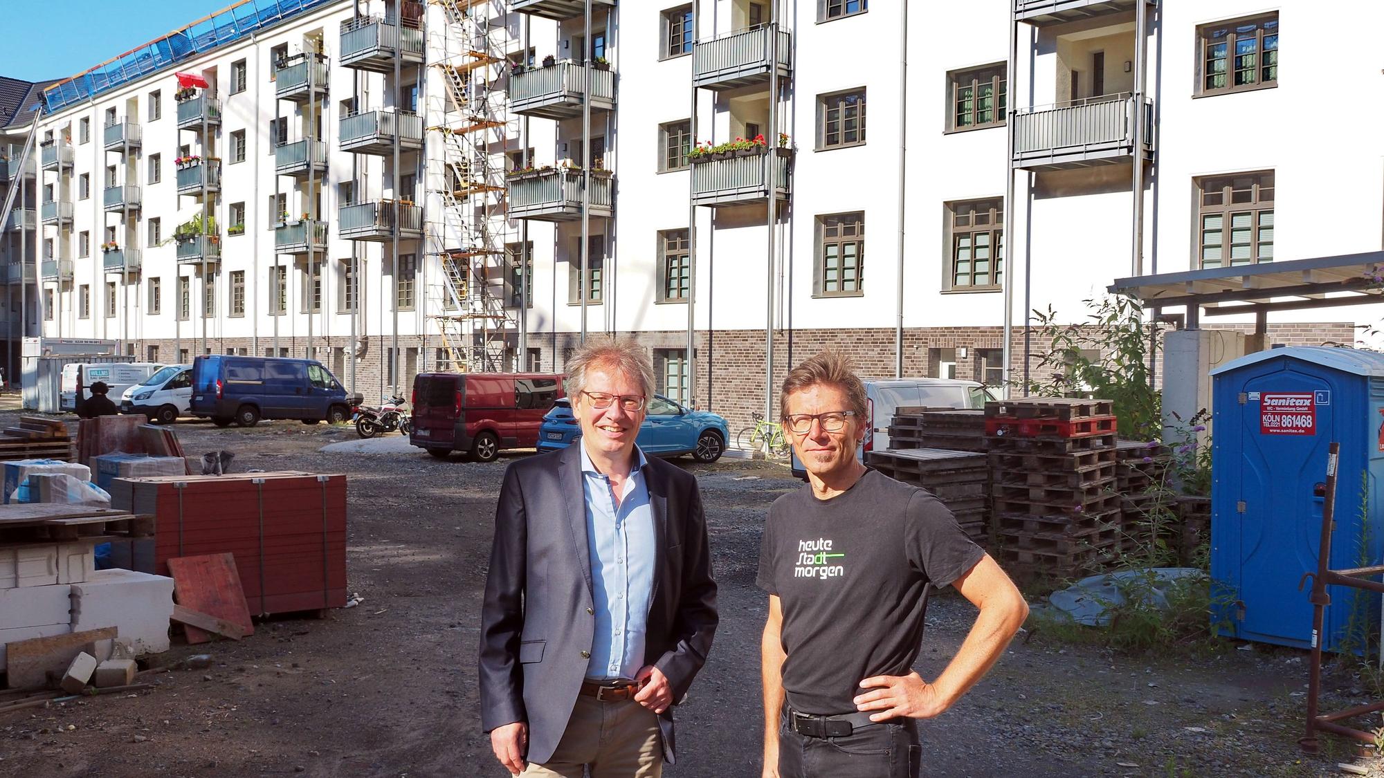 Stefan Hofius und Frank Schillig freuen sich über die Photovoltaik-Anlagen auf den Zollstocker Häusern. Sie sollen bald Mieterstrom liefern.