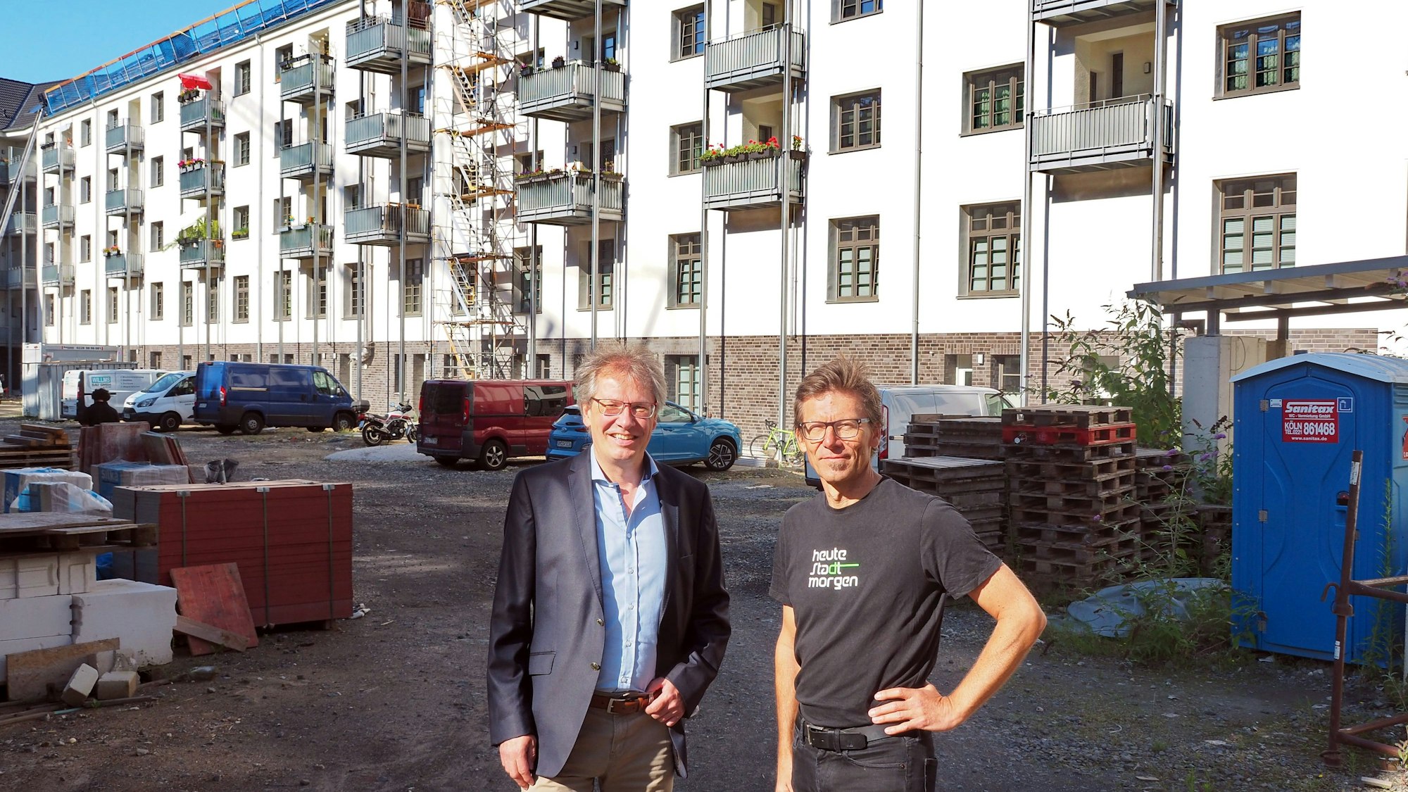 Stefan Hofius und Frank Schillig freuen sich über die Photovoltaik-Anlagen auf den Zollstocker Häusern. Sie sollen bald Mieterstrom liefern.