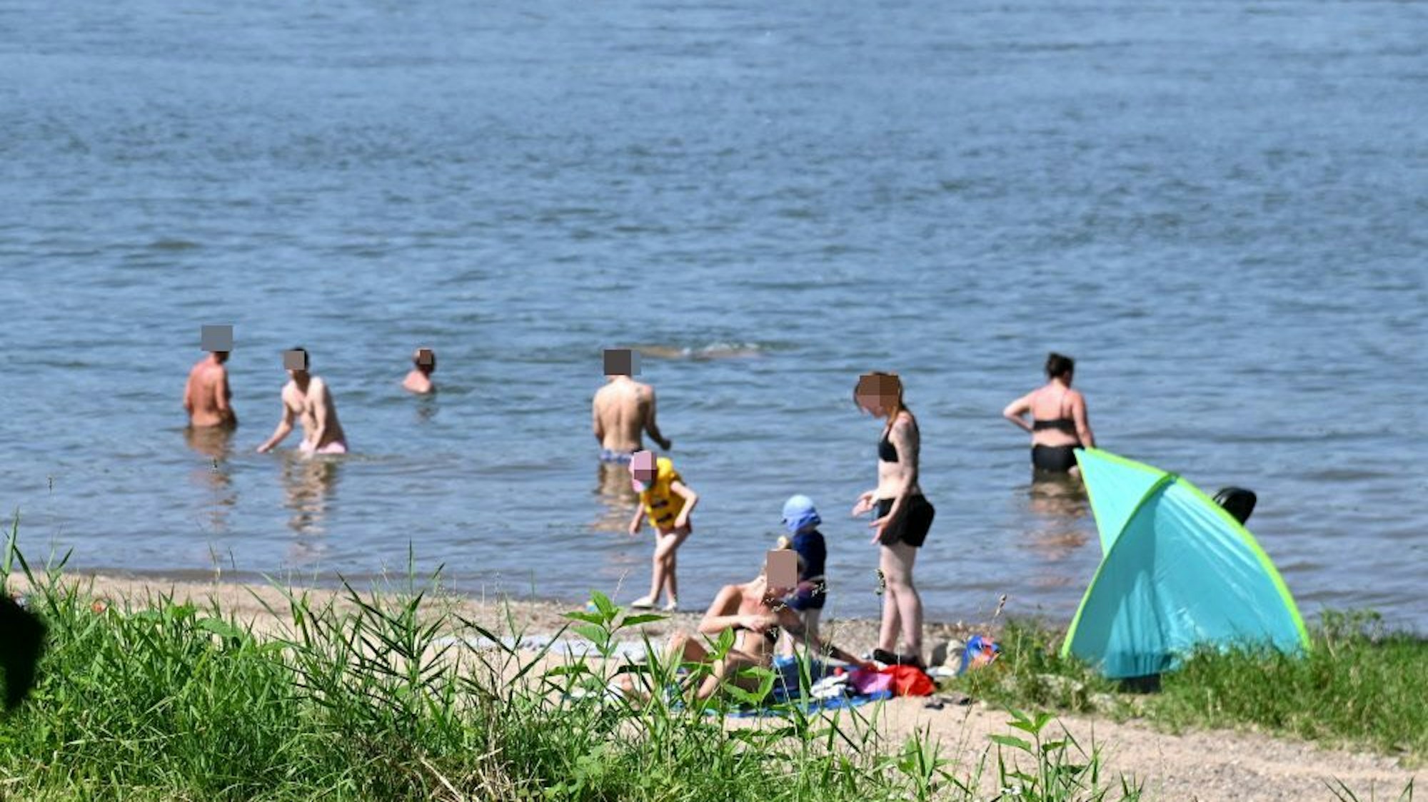 Das Schwimmen im Rhein gilt als lebensgefährlich. Trotzdem wagen sich viele in Rodenkirchen ins Wasser.