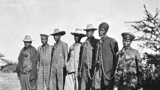Sieben Männer der Herero in Ketten: Der Krieg im heutigen Namibia von 1904 bis 1908 gilt als erster Völkermord des 20. Jahrhunderts. Der deutsche Befehlshaber Lothar von Trotha hatte einen Vernichtungskrieg befohlen.