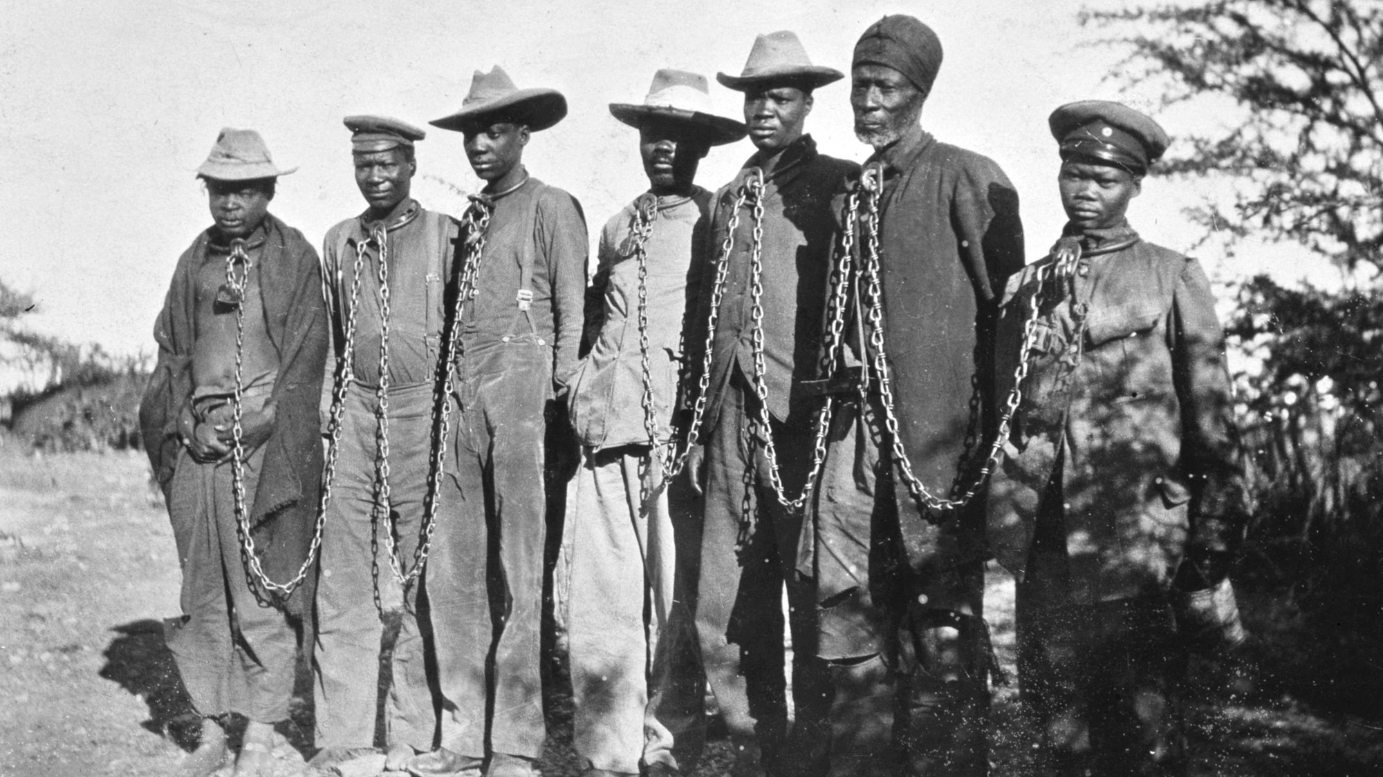 Sieben Männer der Herero in Ketten: Der Krieg im heutigen Namibia von 1904 bis 1908 gilt als erster Völkermord des 20. Jahrhunderts. Der deutsche Befehlshaber Lothar von Trotha hatte einen Vernichtungskrieg befohlen.